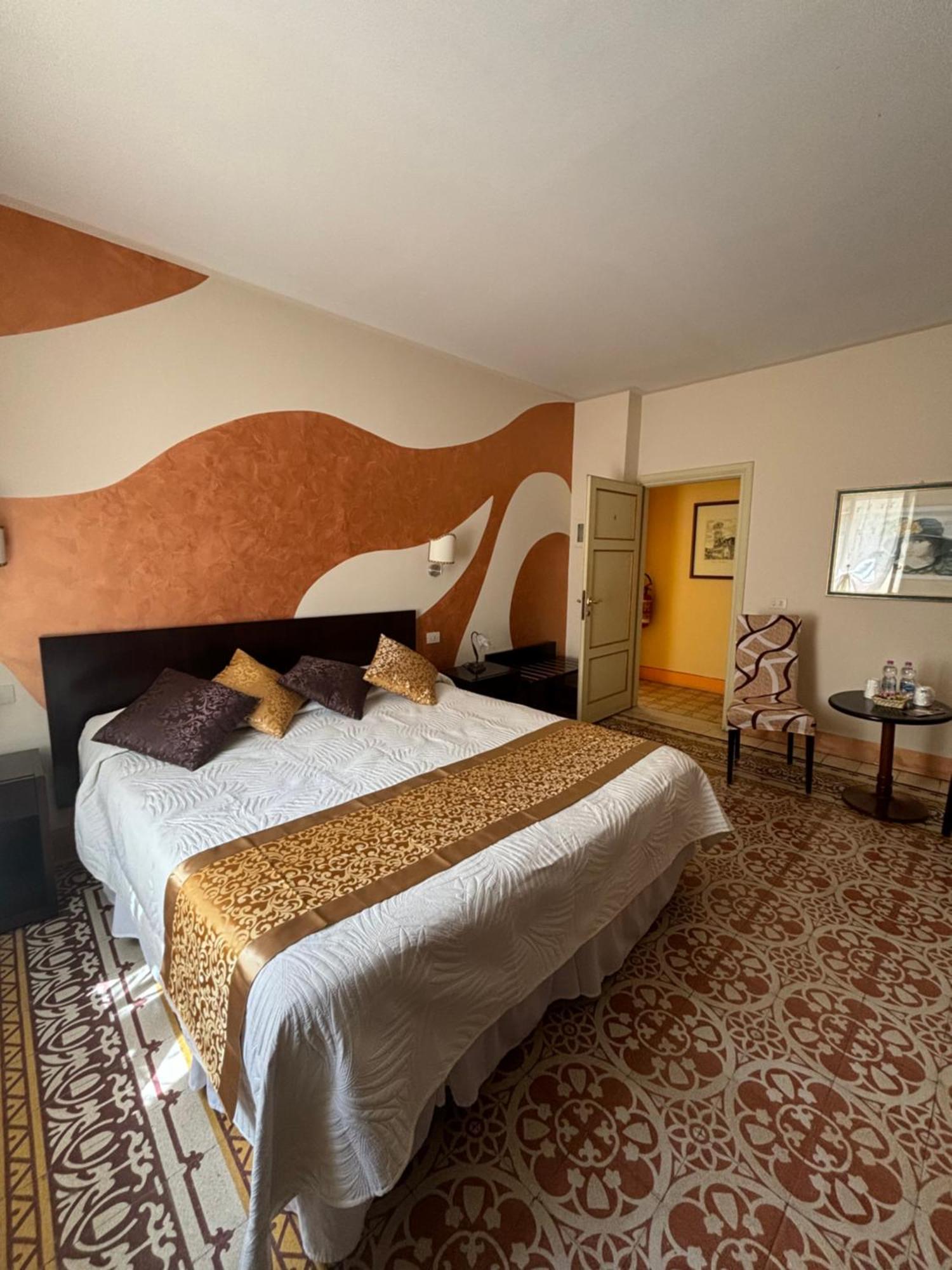 לוקה Antica Residenza Santa Chiara -City Center מראה חיצוני תמונה